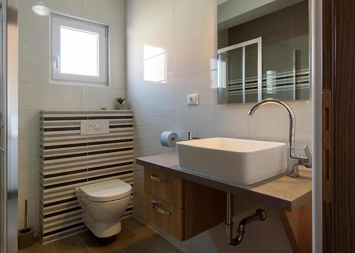 Danijela * Τρογκίρ